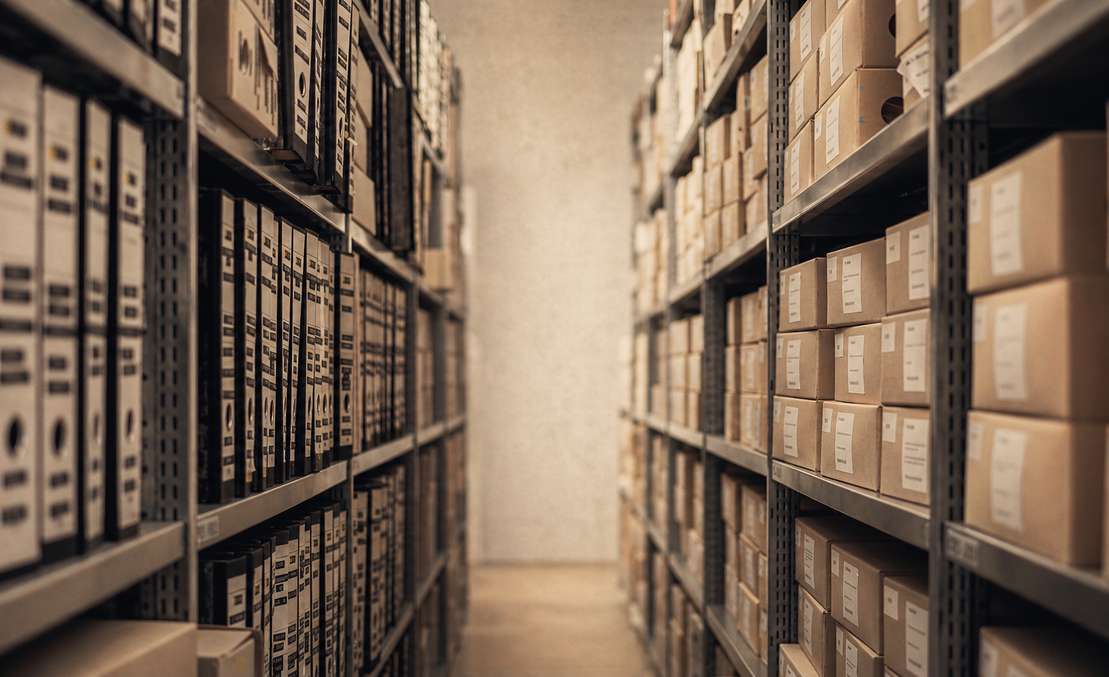 Geordnete Archivregale mit Aktenboxen als Symbol für Run-Off von Lebensversicherungsbeständen