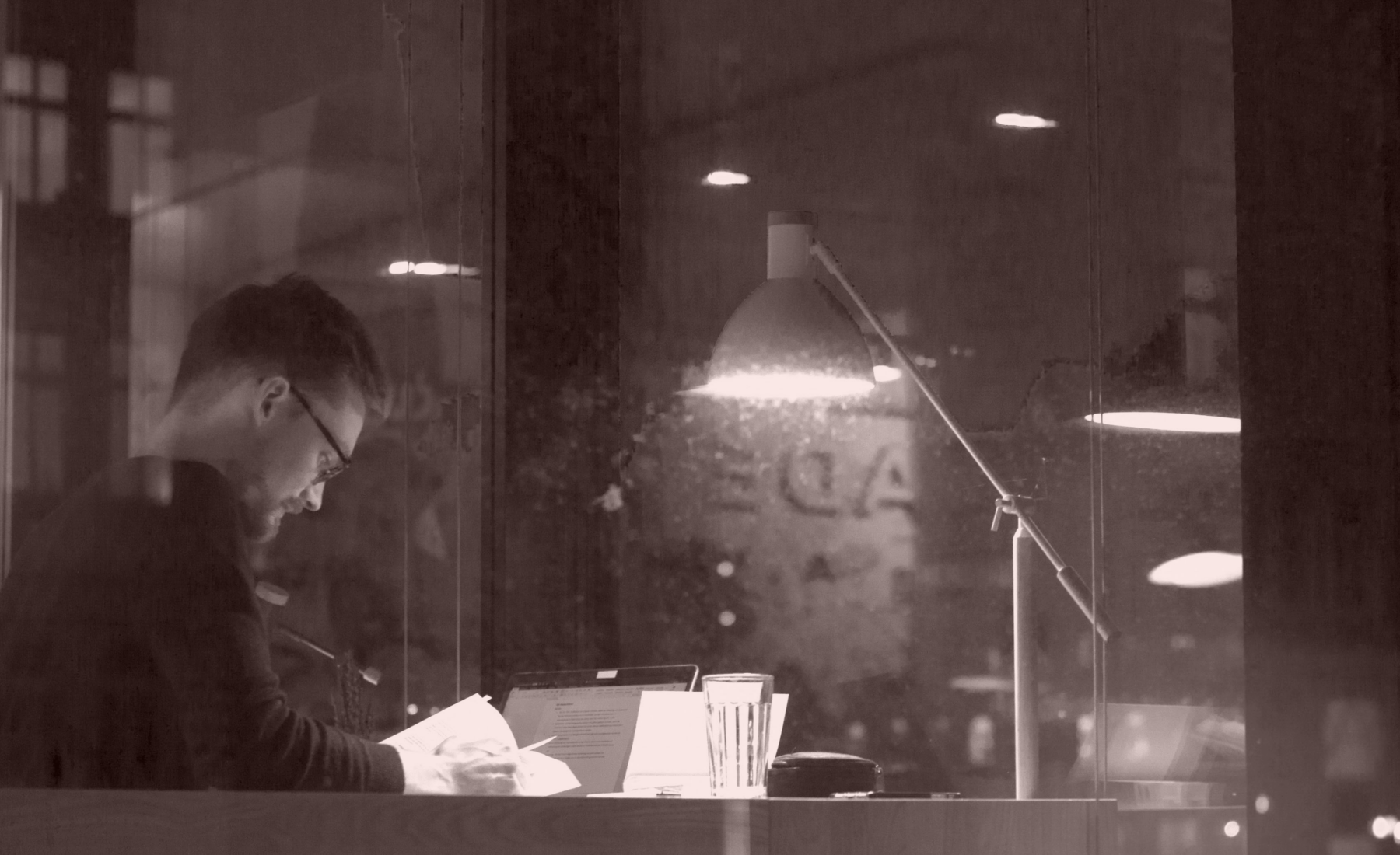 Arbeitsplatzmotiv als Titelbild zum Blogbeitrag über den Referentenentwurf des VSAAG und seine Bedeutung für die Versicherungswirtschaft