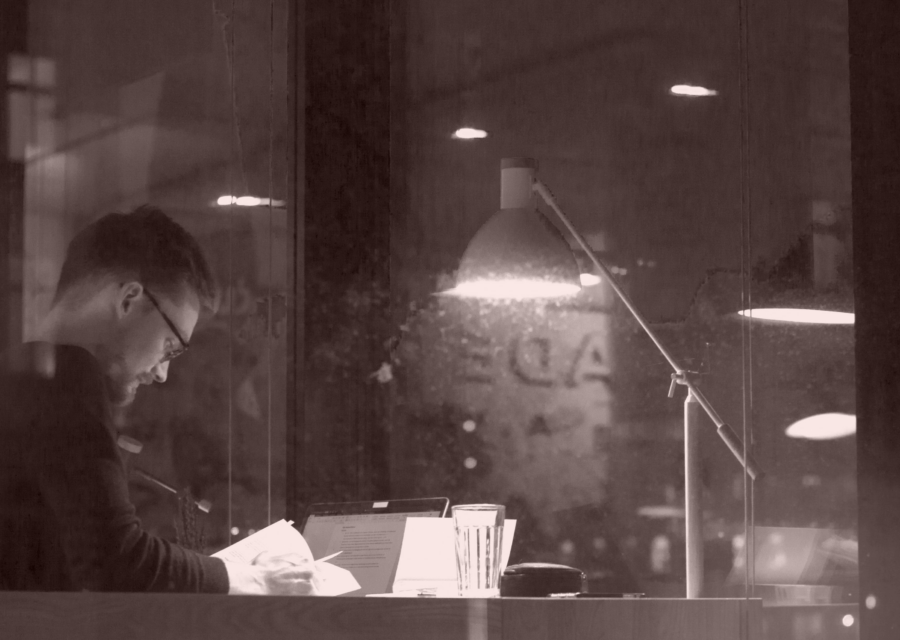 Arbeitsplatzmotiv als Titelbild zum Blogbeitrag über den Referentenentwurf des VSAAG und seine Bedeutung für die Versicherungswirtschaft