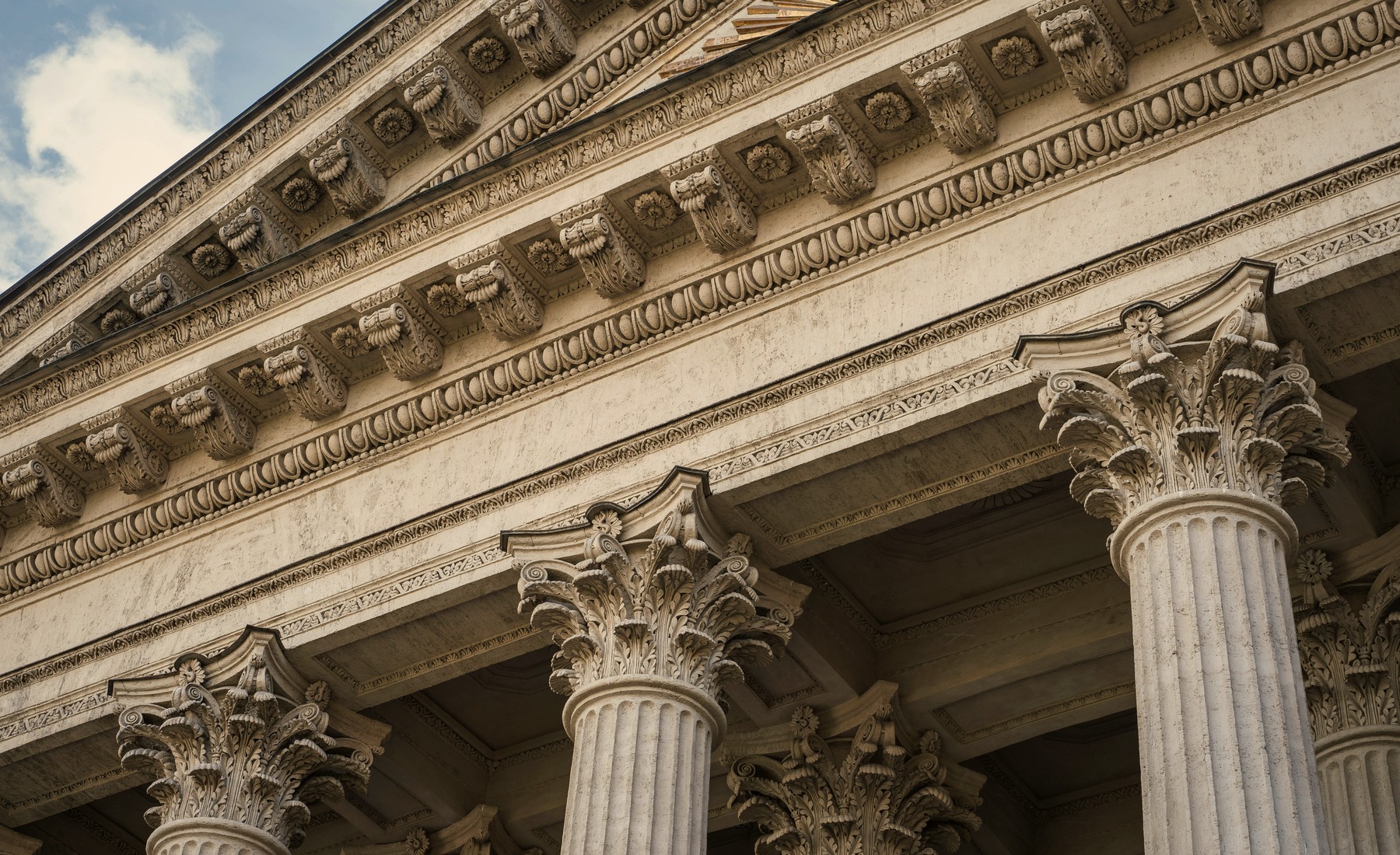 Klassizistische Säulenarchitektur als Sinnbild für Beständigkeit und strukturelle Ordnung.