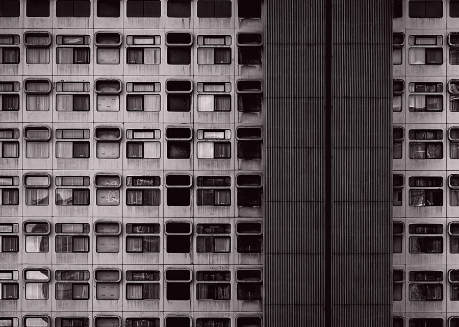 Systematisches Fenstergitter eines Brutalistgebäudes – strukturierte Eigenmittelklassifikation