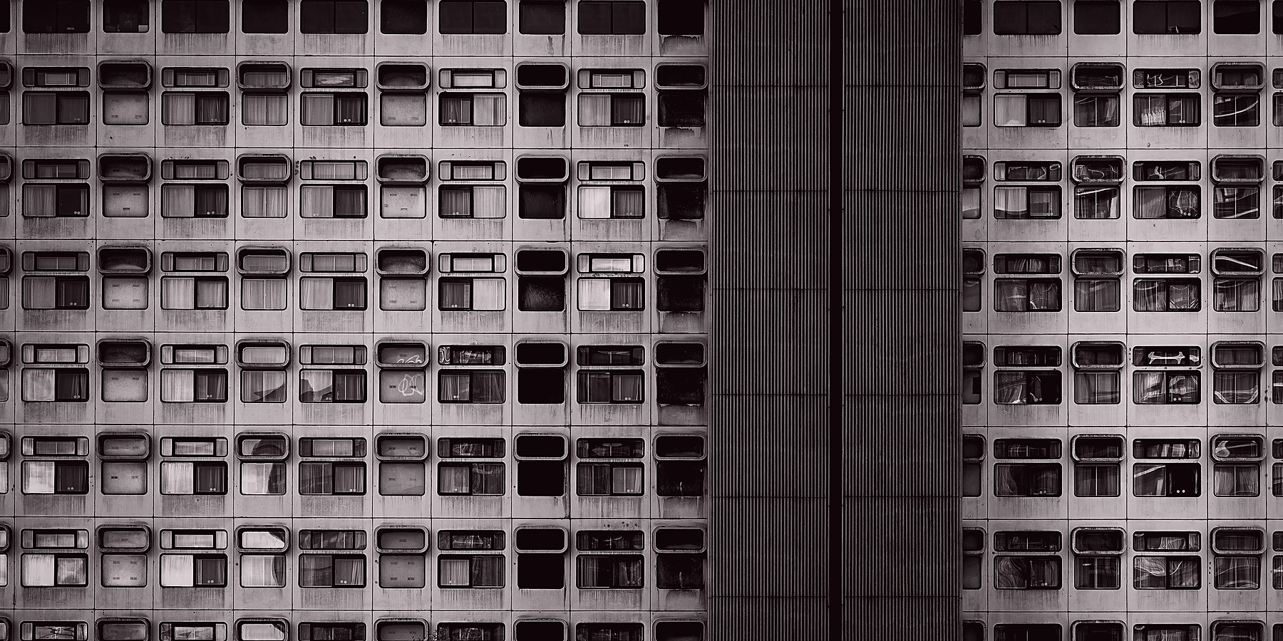 Systematisches Fenstergitter eines Brutalistgebäudes – strukturierte Eigenmittelklassifikation