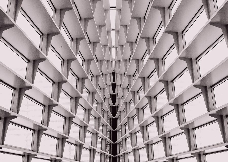 Geometrische Glasstruktur als abstrakte Darstellung von Kapitalschichten — Beitragsbild Genussrechte und Nachrangdarlehen im VVaG