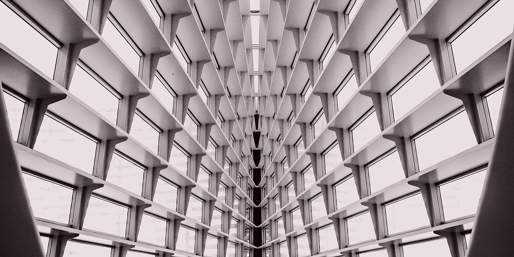 Geometrische Glasstruktur als abstrakte Darstellung von Kapitalschichten — Beitragsbild Genussrechte und Nachrangdarlehen im VVaG