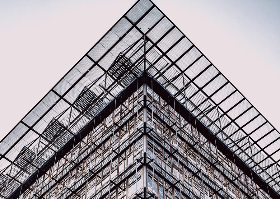 Gebäudeecke mit Glasdach-Raster und Fassadengerüst als Beitragsbild zu „VSAAG verabschiedet" – Sanierung, Abwicklung und Solvency-II-Reform