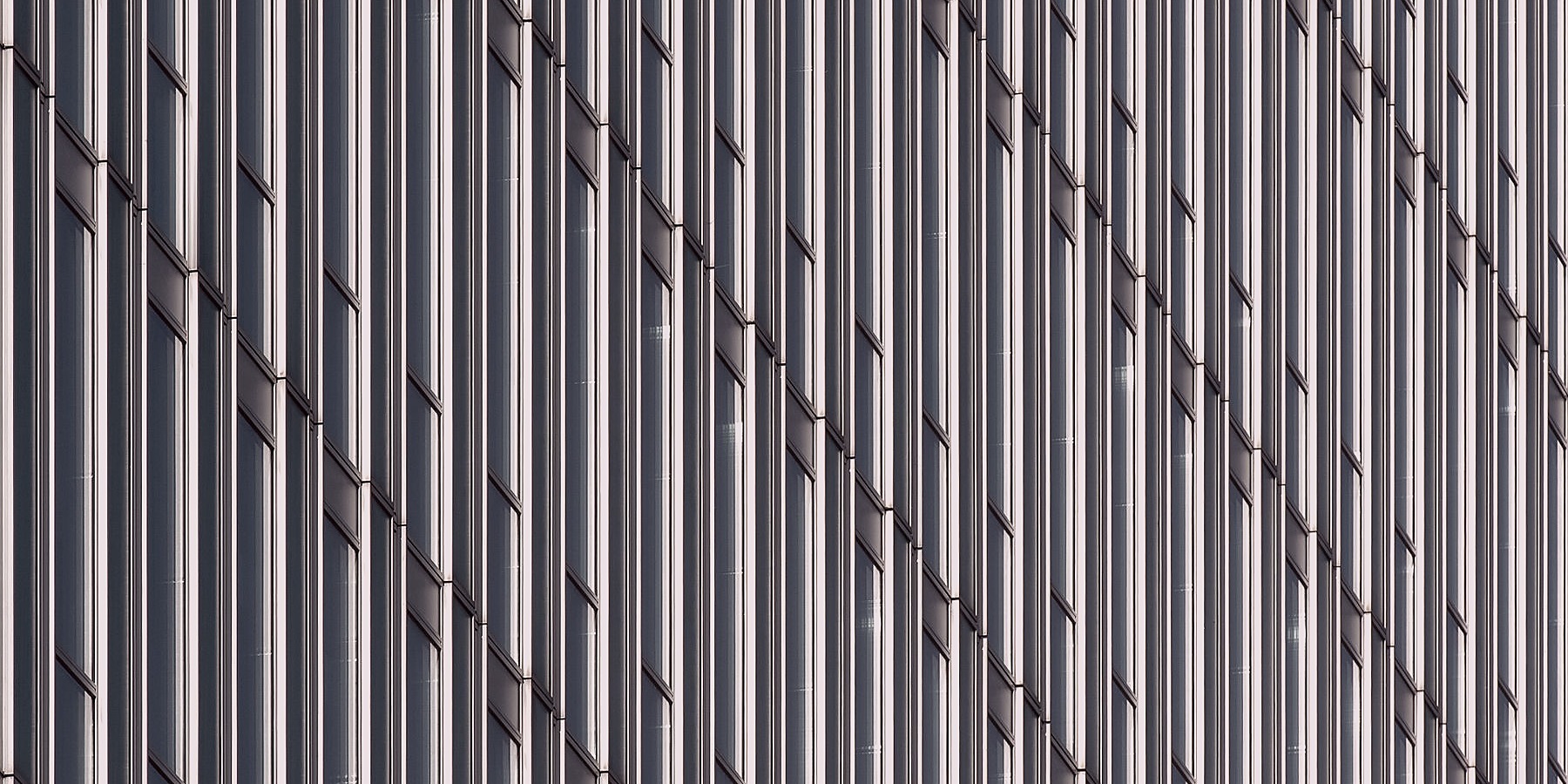 Regelmäßige Gebäudefassade als Sinnbild der gesetzlich vorgeprägten Ordnung der AG als Startup-Rechtsform